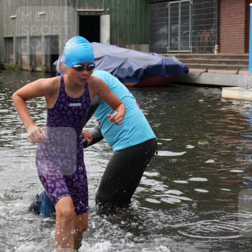 31.08.2025 - Elbe Triathlon Hamburg Luisa Fischer http://msf.ph/oto/8679265 31.08.2025 12:46:45 Schwimmen 1701, 1714, 1724 meine-sportfotos.de