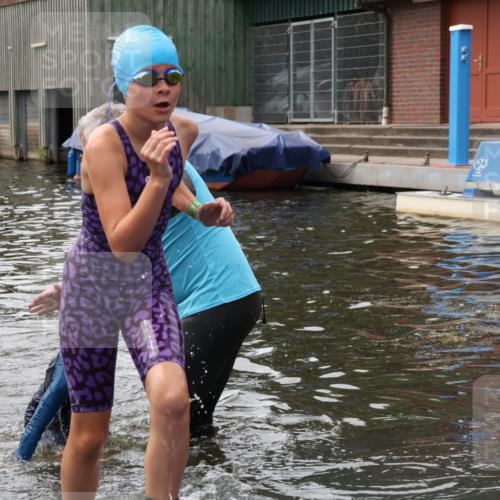 31.08.2025 - Elbe Triathlon Hamburg Luisa Fischer http://msf.ph/oto/8679266 31.08.2025 12:46:46 Schwimmen 1701, 1714, 1724 meine-sportfotos.de