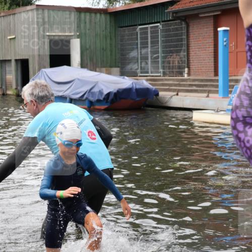31.08.2025 - Elbe Triathlon Hamburg Luisa Fischer http://msf.ph/oto/8679271 31.08.2025 12:46:47 Schwimmen 1701, 1714, 1724 meine-sportfotos.de