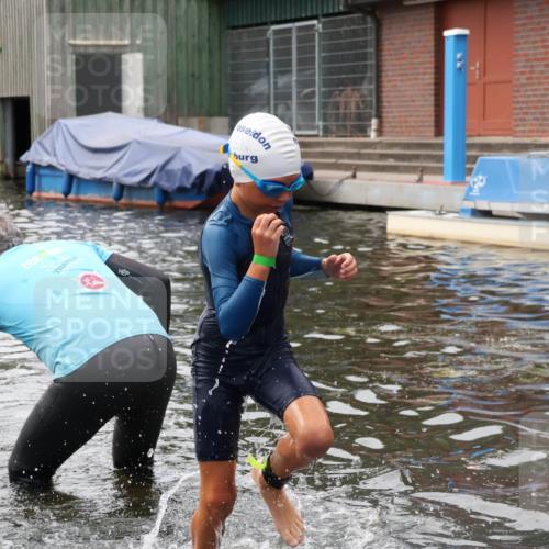 31.08.2025 - Elbe Triathlon Hamburg Luisa Fischer http://msf.ph/oto/8679276 31.08.2025 12:46:47 Schwimmen 1701, 1714, 1724 meine-sportfotos.de