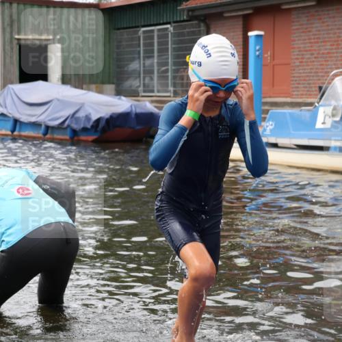 31.08.2025 - Elbe Triathlon Hamburg Luisa Fischer http://msf.ph/oto/8679277 31.08.2025 12:46:48 Schwimmen 1701, 1714, 1724 meine-sportfotos.de