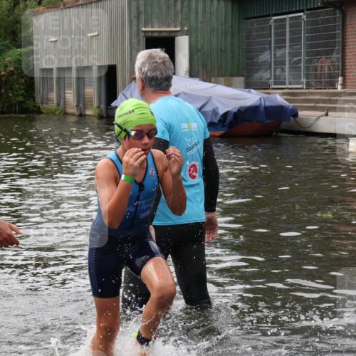 31.08.2025 - Elbe Triathlon Hamburg Luisa Fischer http://msf.ph/oto/8679285 31.08.2025 12:46:50 Schwimmen 1701, 1714, 1724 meine-sportfotos.de