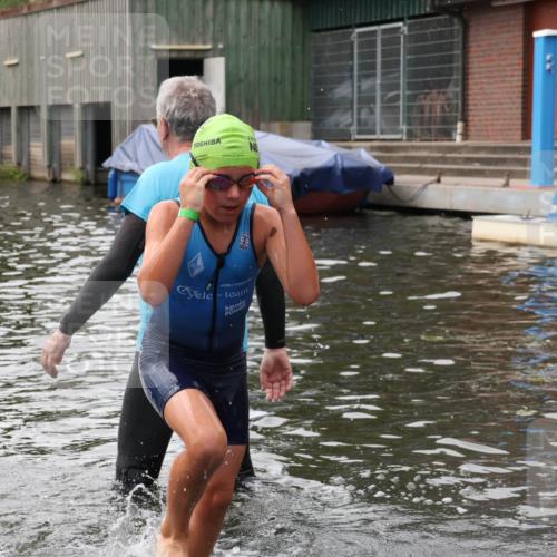 31.08.2025 - Elbe Triathlon Hamburg Luisa Fischer http://msf.ph/oto/8679287 31.08.2025 12:46:50 Schwimmen 1701, 1714, 1724 meine-sportfotos.de