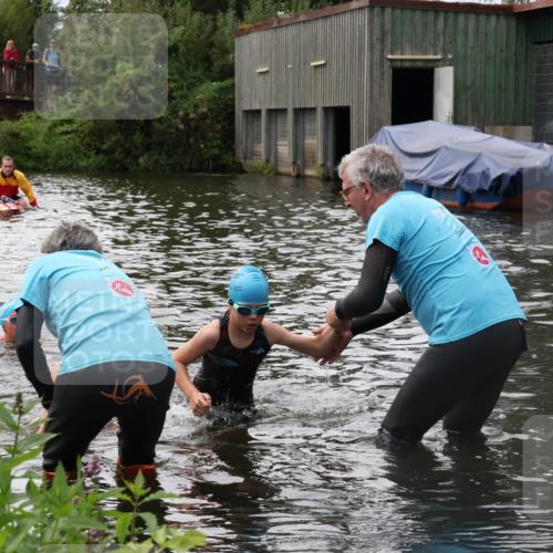 31.08.2025 - Elbe Triathlon Hamburg Luisa Fischer http://msf.ph/oto/8679293 31.08.2025 12:47:02 Schwimmen 1703, 1722, 1723 meine-sportfotos.de
