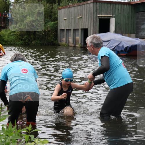 31.08.2025 - Elbe Triathlon Hamburg Luisa Fischer http://msf.ph/oto/8679294 31.08.2025 12:47:02 Schwimmen 1703, 1722, 1723 meine-sportfotos.de