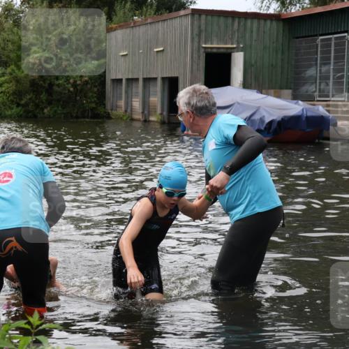 31.08.2025 - Elbe Triathlon Hamburg Luisa Fischer http://msf.ph/oto/8679296 31.08.2025 12:47:02 Schwimmen 1703, 1722, 1723 meine-sportfotos.de
