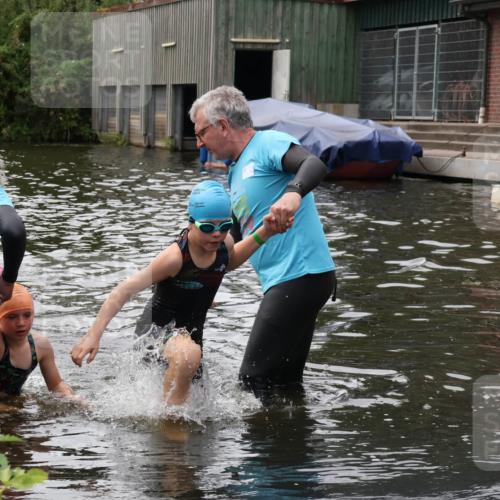 31.08.2025 - Elbe Triathlon Hamburg Luisa Fischer http://msf.ph/oto/8679297 31.08.2025 12:47:03 Schwimmen 1703, 1722, 1723 meine-sportfotos.de
