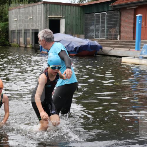 31.08.2025 - Elbe Triathlon Hamburg Luisa Fischer http://msf.ph/oto/8679298 31.08.2025 12:47:03 Schwimmen 1703, 1722, 1723 meine-sportfotos.de