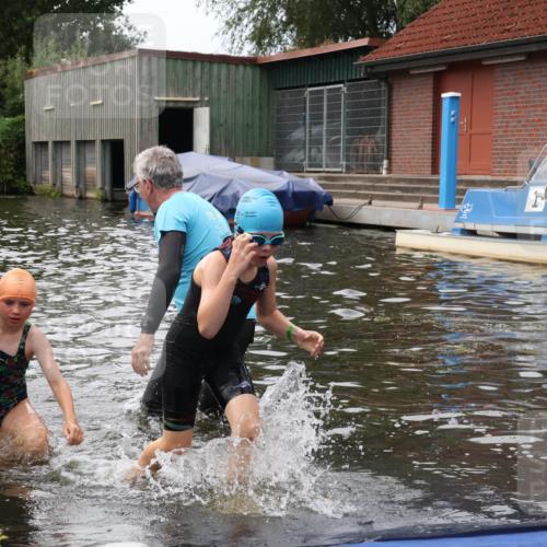 31.08.2025 - Elbe Triathlon Hamburg Luisa Fischer http://msf.ph/oto/8679300 31.08.2025 12:47:03 Schwimmen 1703, 1722, 1723 meine-sportfotos.de