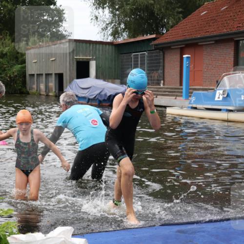 31.08.2025 - Elbe Triathlon Hamburg Luisa Fischer http://msf.ph/oto/8679301 31.08.2025 12:47:04 Schwimmen 1703, 1722, 1723, 1725 meine-sportfotos.de