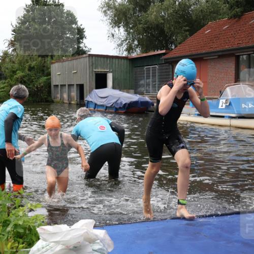 31.08.2025 - Elbe Triathlon Hamburg Luisa Fischer http://msf.ph/oto/8679304 31.08.2025 12:47:04 Schwimmen 1703, 1722, 1723, 1725 meine-sportfotos.de