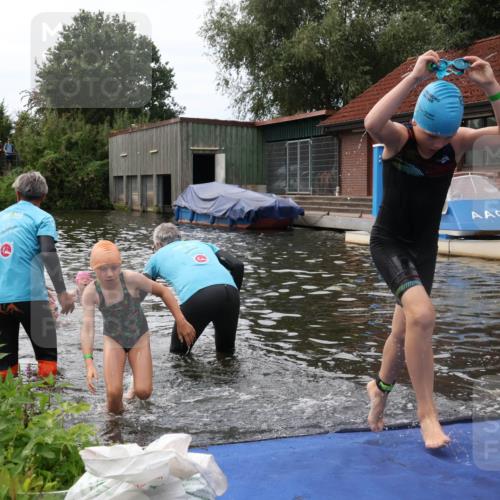 31.08.2025 - Elbe Triathlon Hamburg Luisa Fischer http://msf.ph/oto/8679306 31.08.2025 12:47:04 Schwimmen 1703, 1722, 1723, 1725 meine-sportfotos.de