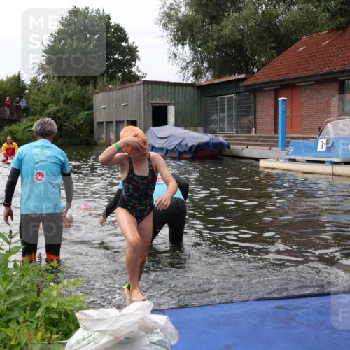 31.08.2025 - Elbe Triathlon Hamburg Luisa Fischer http://msf.ph/oto/8679309 31.08.2025 12:47:05 Schwimmen 1703, 1722, 1723, 1725 meine-sportfotos.de