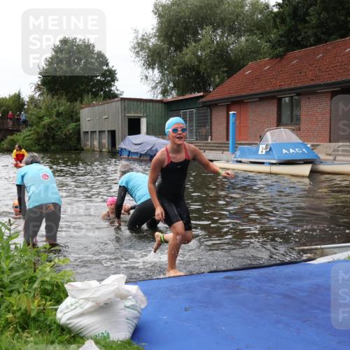 31.08.2025 - Elbe Triathlon Hamburg Luisa Fischer http://msf.ph/oto/8679323 31.08.2025 12:47:09 Schwimmen 1705, 1707, 1713, 1722, 1723, 1725 meine-sportfotos.de
