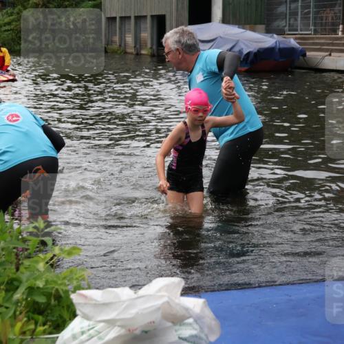 31.08.2025 - Elbe Triathlon Hamburg Luisa Fischer http://msf.ph/oto/8679330 31.08.2025 12:47:11 Schwimmen 1705, 1707, 1713, 1723, 1725 meine-sportfotos.de