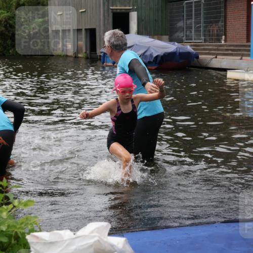 31.08.2025 - Elbe Triathlon Hamburg Luisa Fischer http://msf.ph/oto/8679331 31.08.2025 12:47:12 Schwimmen 1705, 1707, 1713, 1723, 1725 meine-sportfotos.de