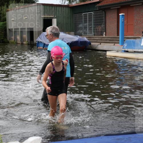 31.08.2025 - Elbe Triathlon Hamburg Luisa Fischer http://msf.ph/oto/8679336 31.08.2025 12:47:12 Schwimmen 1705, 1707, 1713, 1723, 1725 meine-sportfotos.de