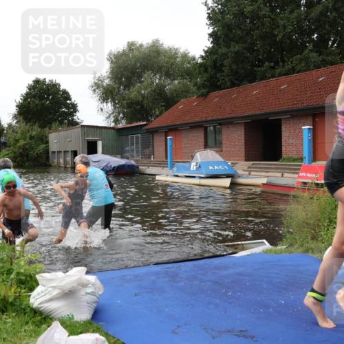31.08.2025 - Elbe Triathlon Hamburg Luisa Fischer http://msf.ph/oto/8679347 31.08.2025 12:47:15 Schwimmen 1705, 1707, 1709, 1713, 1725 meine-sportfotos.de