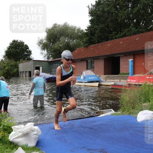 31.08.2025 - Elbe Triathlon Hamburg Luisa Fischer http://msf.ph/oto/8679368 31.08.2025 12:47:19 Schwimmen 1705, 1707, 1709, 1713 meine-sportfotos.de