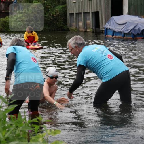 31.08.2025 - Elbe Triathlon Hamburg Luisa Fischer http://msf.ph/oto/8679373 31.08.2025 12:47:22 Schwimmen 1704, 1707, 1709 meine-sportfotos.de
