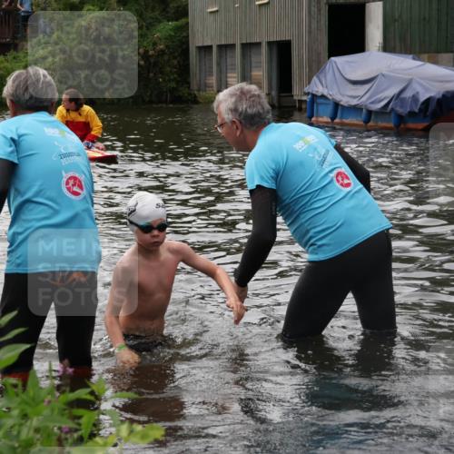31.08.2025 - Elbe Triathlon Hamburg Luisa Fischer http://msf.ph/oto/8679374 31.08.2025 12:47:22 Schwimmen 1704, 1707, 1709 meine-sportfotos.de