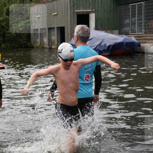 31.08.2025 - Elbe Triathlon Hamburg Luisa Fischer http://msf.ph/oto/8679378 31.08.2025 12:47:23 Schwimmen 1704, 1709 meine-sportfotos.de