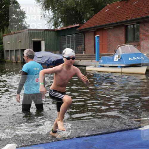 31.08.2025 - Elbe Triathlon Hamburg Luisa Fischer http://msf.ph/oto/8679381 31.08.2025 12:47:24 Schwimmen 1704, 1709 meine-sportfotos.de