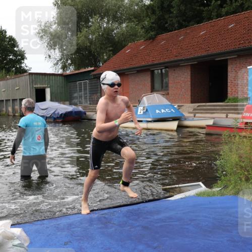 31.08.2025 - Elbe Triathlon Hamburg Luisa Fischer http://msf.ph/oto/8679383 31.08.2025 12:47:24 Schwimmen 1704, 1709 meine-sportfotos.de