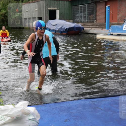 31.08.2025 - Elbe Triathlon Hamburg Luisa Fischer http://msf.ph/oto/8679389 31.08.2025 12:47:30 Schwimmen 1704, 1715, 1721 meine-sportfotos.de