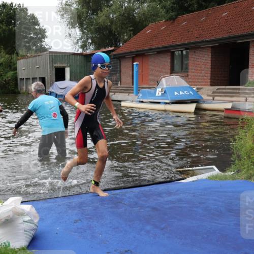 31.08.2025 - Elbe Triathlon Hamburg Luisa Fischer http://msf.ph/oto/8679392 31.08.2025 12:47:30 Schwimmen 1704, 1715, 1721 meine-sportfotos.de
