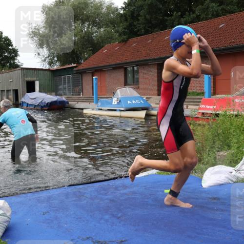 31.08.2025 - Elbe Triathlon Hamburg Luisa Fischer http://msf.ph/oto/8679395 31.08.2025 12:47:31 Schwimmen 1704, 1715, 1721 meine-sportfotos.de