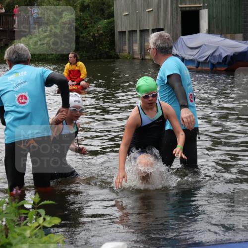 31.08.2025 - Elbe Triathlon Hamburg Luisa Fischer http://msf.ph/oto/8679397 31.08.2025 12:47:36 Schwimmen 1715, 1718, 1721 meine-sportfotos.de