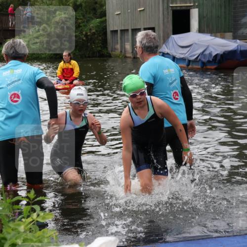 31.08.2025 - Elbe Triathlon Hamburg Luisa Fischer http://msf.ph/oto/8679400 31.08.2025 12:47:36 Schwimmen 1715, 1718, 1721 meine-sportfotos.de