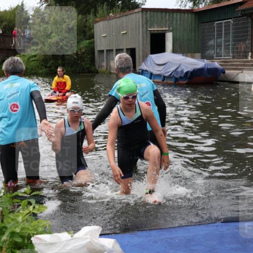 31.08.2025 - Elbe Triathlon Hamburg Luisa Fischer http://msf.ph/oto/8679401 31.08.2025 12:47:36 Schwimmen 1715, 1718, 1721 meine-sportfotos.de
