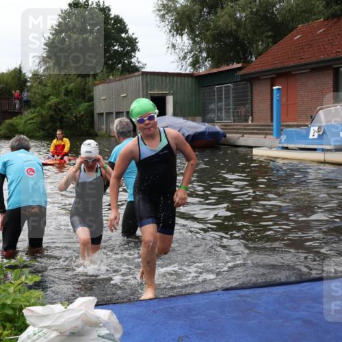 31.08.2025 - Elbe Triathlon Hamburg Luisa Fischer http://msf.ph/oto/8679404 31.08.2025 12:47:37 Schwimmen 1715, 1718, 1721 meine-sportfotos.de