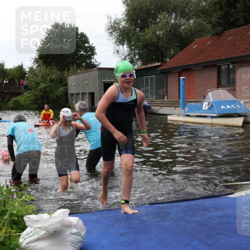 31.08.2025 - Elbe Triathlon Hamburg Luisa Fischer http://msf.ph/oto/8679405 31.08.2025 12:47:37 Schwimmen 1715, 1718, 1721 meine-sportfotos.de