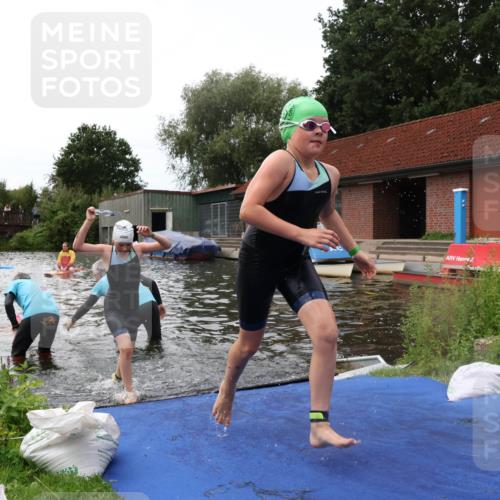 31.08.2025 - Elbe Triathlon Hamburg Luisa Fischer http://msf.ph/oto/8679409 31.08.2025 12:47:38 Schwimmen 1715, 1716, 1718, 1721 meine-sportfotos.de