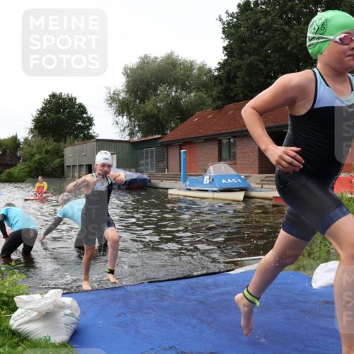 31.08.2025 - Elbe Triathlon Hamburg Luisa Fischer http://msf.ph/oto/8679411 31.08.2025 12:47:38 Schwimmen 1715, 1716, 1718, 1721 meine-sportfotos.de