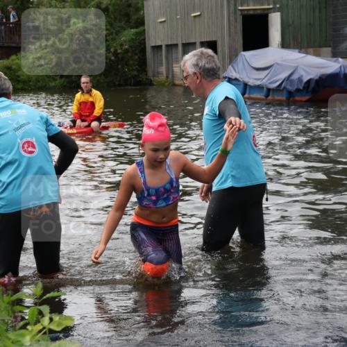31.08.2025 - Elbe Triathlon Hamburg Luisa Fischer http://msf.ph/oto/8679419 31.08.2025 12:47:41 Schwimmen 1708, 1715, 1716, 1717, 1718, 1721 meine-sportfotos.de