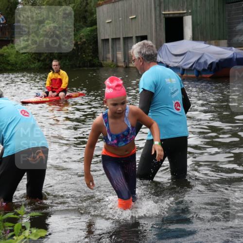31.08.2025 - Elbe Triathlon Hamburg Luisa Fischer http://msf.ph/oto/8679420 31.08.2025 12:47:41 Schwimmen 1708, 1715, 1716, 1717, 1718, 1721 meine-sportfotos.de