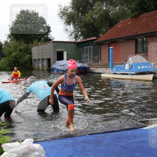 31.08.2025 - Elbe Triathlon Hamburg Luisa Fischer http://msf.ph/oto/8679424 31.08.2025 12:47:42 Schwimmen 1702, 1708, 1715, 1716, 1717, 1718 meine-sportfotos.de