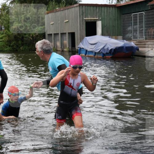 31.08.2025 - Elbe Triathlon Hamburg Luisa Fischer http://msf.ph/oto/8679494 31.08.2025 12:48:04 Schwimmen 1706, 1712, 1720 meine-sportfotos.de