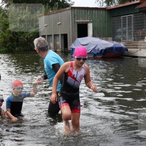 31.08.2025 - Elbe Triathlon Hamburg Luisa Fischer http://msf.ph/oto/8679495 31.08.2025 12:48:04 Schwimmen 1706, 1712, 1720 meine-sportfotos.de