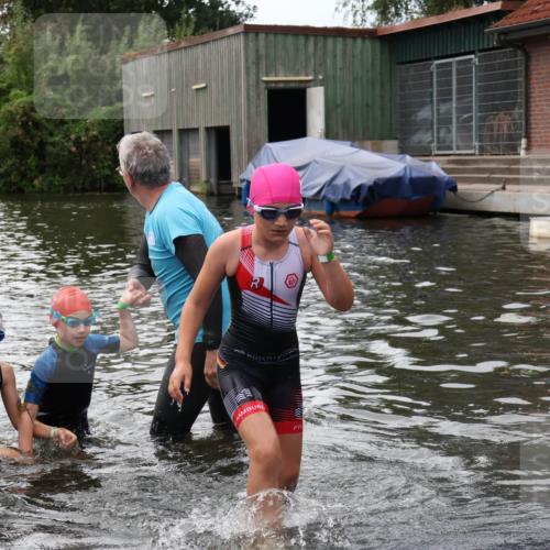 31.08.2025 - Elbe Triathlon Hamburg Luisa Fischer http://msf.ph/oto/8679498 31.08.2025 12:48:05 Schwimmen 1706, 1712, 1720 meine-sportfotos.de