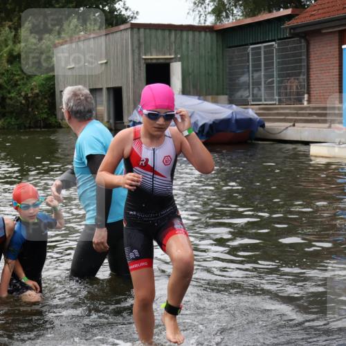 31.08.2025 - Elbe Triathlon Hamburg Luisa Fischer http://msf.ph/oto/8679500 31.08.2025 12:48:05 Schwimmen 1706, 1712, 1720 meine-sportfotos.de