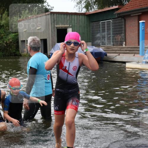 31.08.2025 - Elbe Triathlon Hamburg Luisa Fischer http://msf.ph/oto/8679502 31.08.2025 12:48:05 Schwimmen 1706, 1712, 1720 meine-sportfotos.de