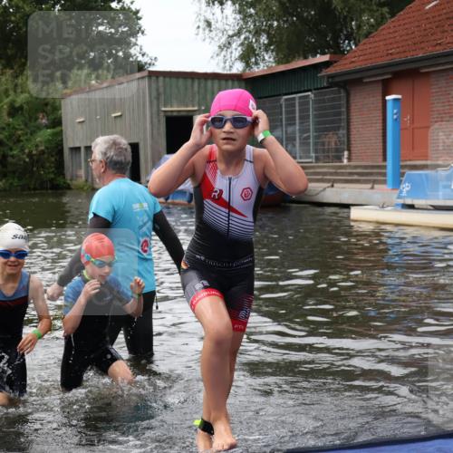31.08.2025 - Elbe Triathlon Hamburg Luisa Fischer http://msf.ph/oto/8679503 31.08.2025 12:48:06 Schwimmen 1706, 1712, 1720 meine-sportfotos.de