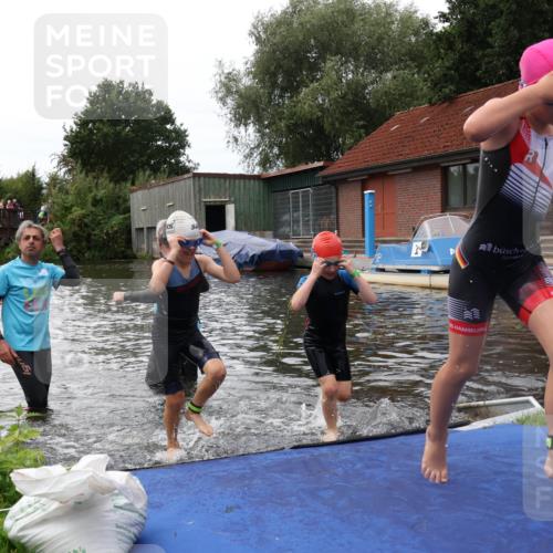 31.08.2025 - Elbe Triathlon Hamburg Luisa Fischer http://msf.ph/oto/8679510 31.08.2025 12:48:07 Schwimmen 1706, 1712, 1720 meine-sportfotos.de