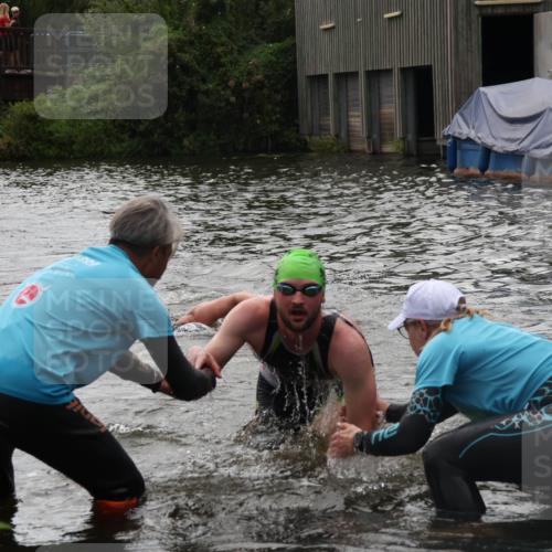31.08.2025 - Elbe Triathlon Hamburg Luisa Fischer http://msf.ph/oto/8679545 31.08.2025 14:02:44 Schwimmen 133, 137 meine-sportfotos.de