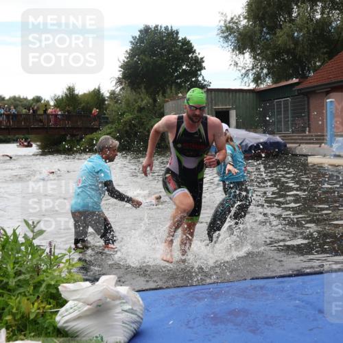 31.08.2025 - Elbe Triathlon Hamburg Luisa Fischer http://msf.ph/oto/8679553 31.08.2025 14:02:45 Schwimmen 133, 137 meine-sportfotos.de